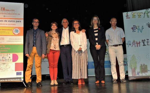 De izqda. a drcha. Paco Flores (Coordinador de la biblioteca del centro), María Isabel Molano (alcaldesa de la localidad), Rafael Rodríguez de la Cruz (Secretario General de Educación), Nina Beñegil (directora del centro), Eugenia López (Jefa de Servicio de Coordinación Educativa) 