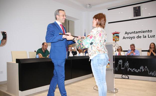 Imagen principal - Entrega del bastón de mando y primer discurso de Carlos Caro como alcalde. 