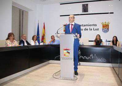 Imagen secundaria 1 - Entrega del bastón de mando y primer discurso de Carlos Caro como alcalde. 