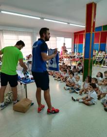 Imagen secundaria 2 - Arriba jugadoras del club de voleybol. Debajo, club de baloncesto y club de fútbol. 