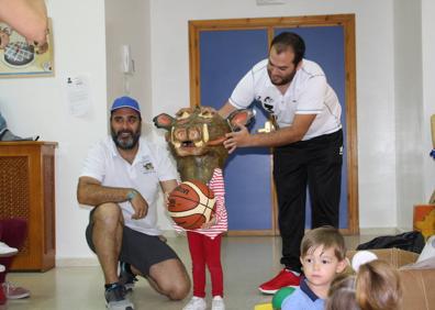 Imagen secundaria 1 - Arriba jugadoras del club de voleybol. Debajo, club de baloncesto y club de fútbol. 