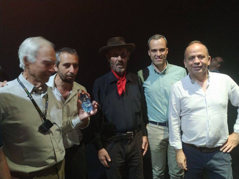 Imagen principal - Arriba: Los artistas junto a Carlos Caro, alcalde la localidad, y Santos Jorna, en representación de Extremadura 2030. Debajo: Carlos Caro durante su intervención. 