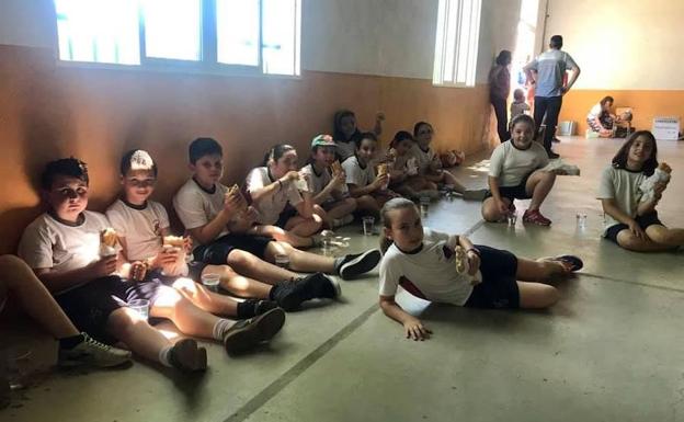 Algunos escolares disfrutando del bocadillo solidario. 