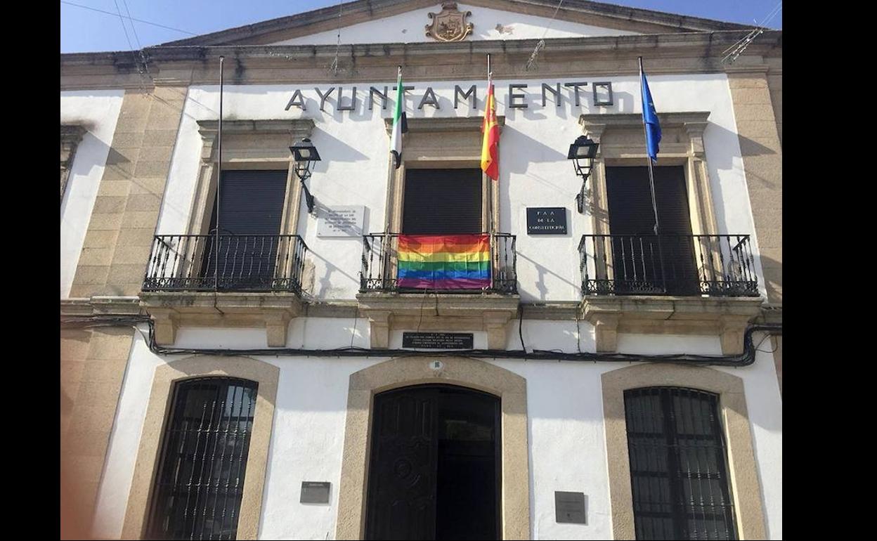 La fachada del Ayuntamiento de Arroyo de la Luz con la Bandera Arcoíris. 