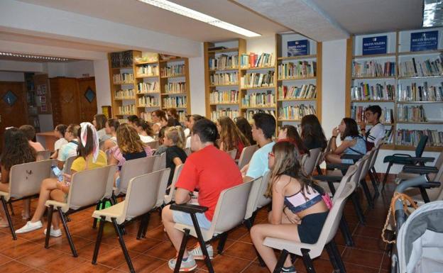 Imagen principal - Arriba, asistentes a la charla. Debajo, representación del Ayuntamiento junto a la responsable de la biblioteca durante la charla y representación del Ayuntamiento con el alcalde, quien finalmente pudo estar presente durante los actos. 