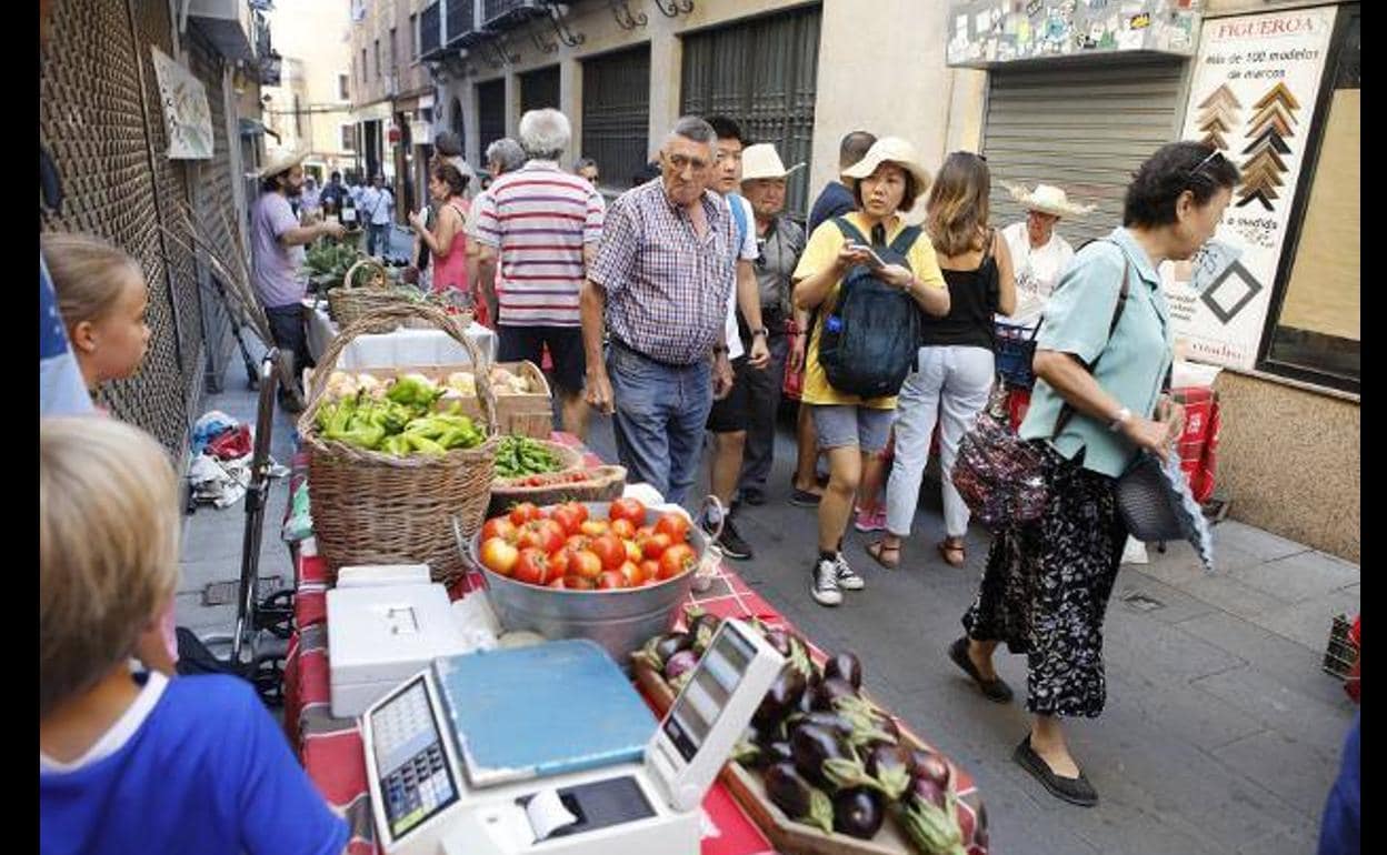 Imagen del mercado ecológico, ayer en la calle Moret.