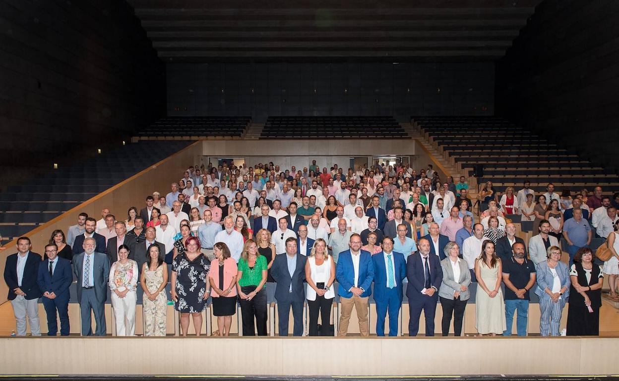 Vara y los alcaldes que han suscrito los compromisos de los ODS en el Palacio de Congresos de Mérida