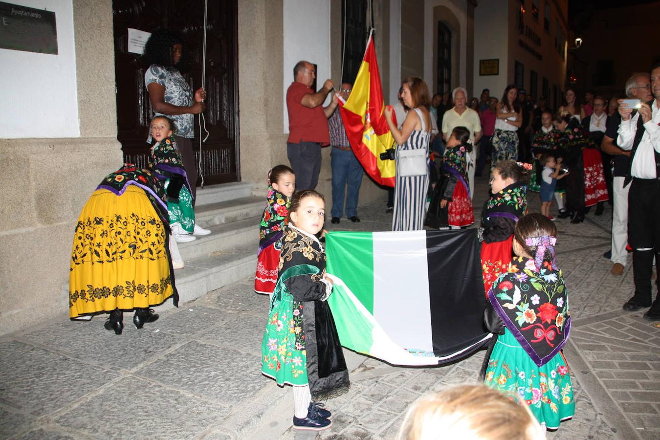 El pasado domingo, 8 de septiembre, Arroyo de la Luz celebró en Día de Extremadura en la Plaza de la Constitución, con la concesión de medallas de Arroyo de la Luz. Este año fueron concedidas a La Hermandad de San Cristóbal, Vicente Caballero y Cesar Galán Gibello, a título póstumo. 