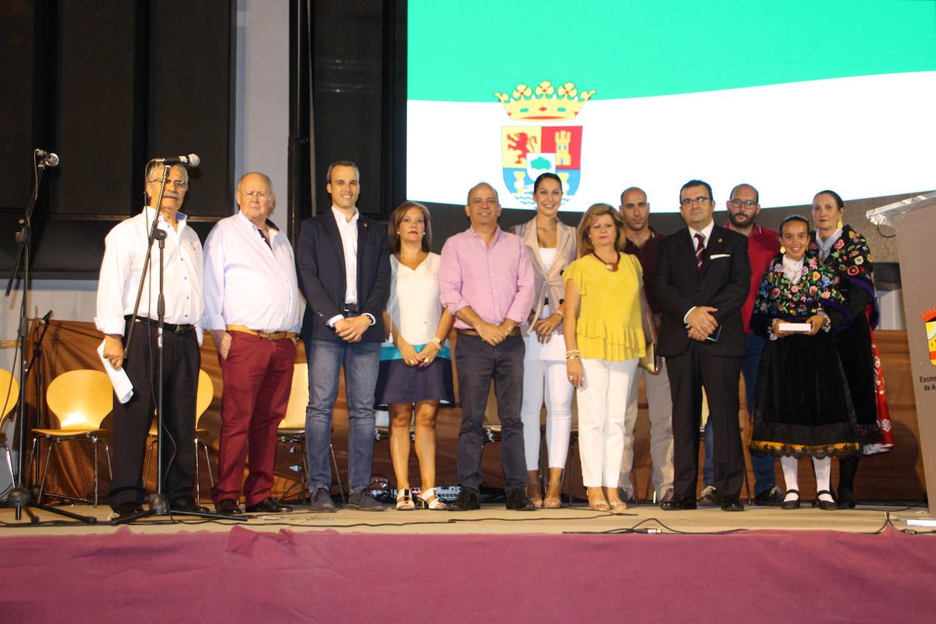 La corporación municipal junto a los condecorados con la Medalla de Arroyo de la Luz.