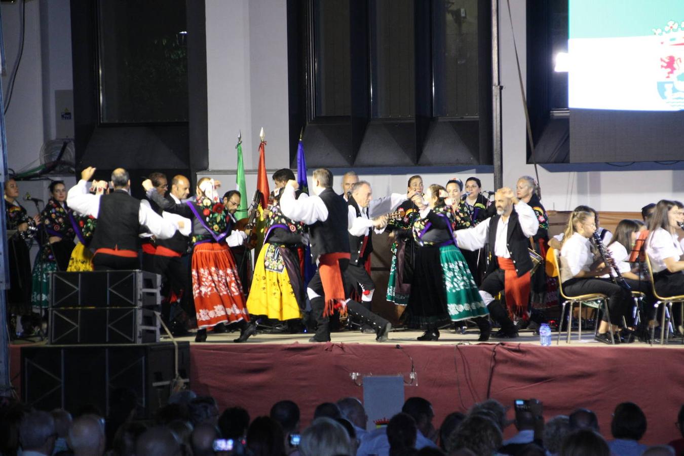 El pasado domingo, 8 de septiembre, Arroyo de la Luz celebró en Día de Extremadura en la Plaza de la Constitución, con la concesión de medallas de Arroyo de la Luz. Este año fueron concedidas a La Hermandad de San Cristóbal, Vicente Caballero y Cesar Galán Gibello, a título póstumo. 