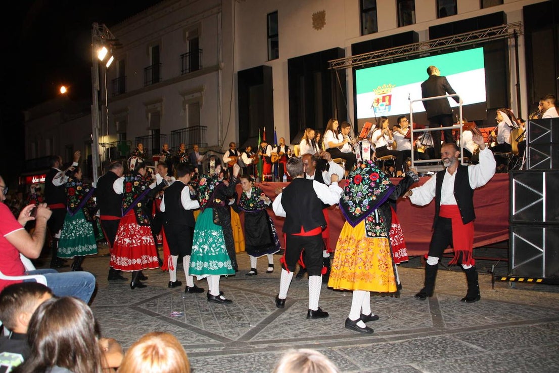 El pasado domingo, 8 de septiembre, Arroyo de la Luz celebró en Día de Extremadura en la Plaza de la Constitución, con la concesión de medallas de Arroyo de la Luz. Este año fueron concedidas a La Hermandad de San Cristóbal, Vicente Caballero y Cesar Galán Gibello, a título póstumo. 