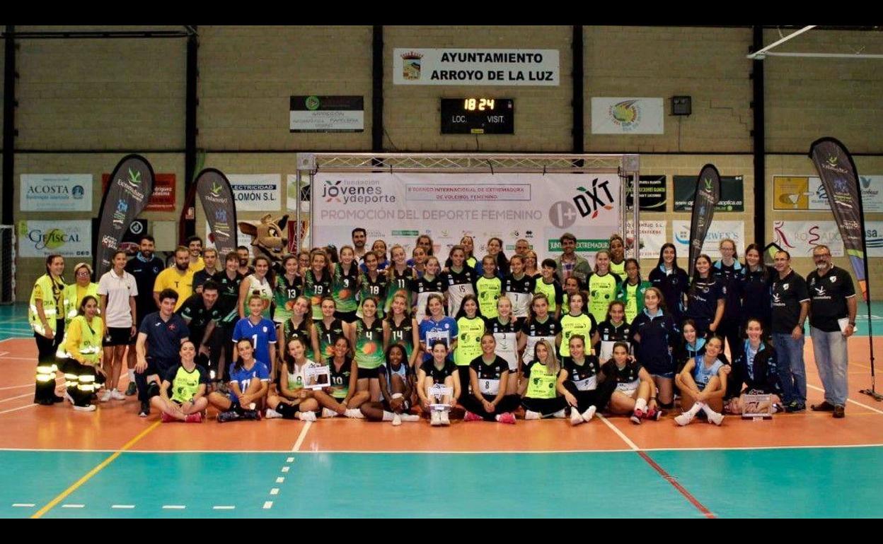 Foto de familia de los cuatro equipos participantes. 