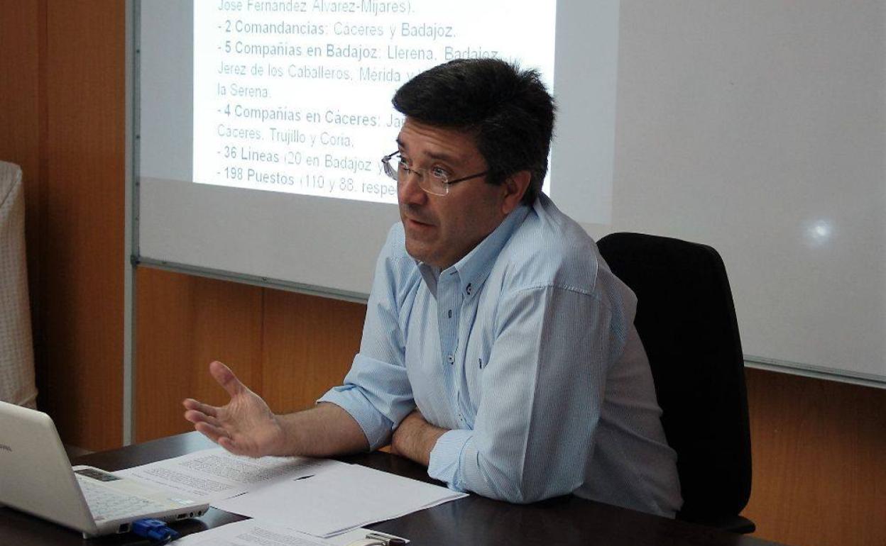Francisco Javier García, cronista de Arroyo de la Luz, participará en el programa de radio de la Comandancia de la Guardia Civil con motivo de su 175 aniversario