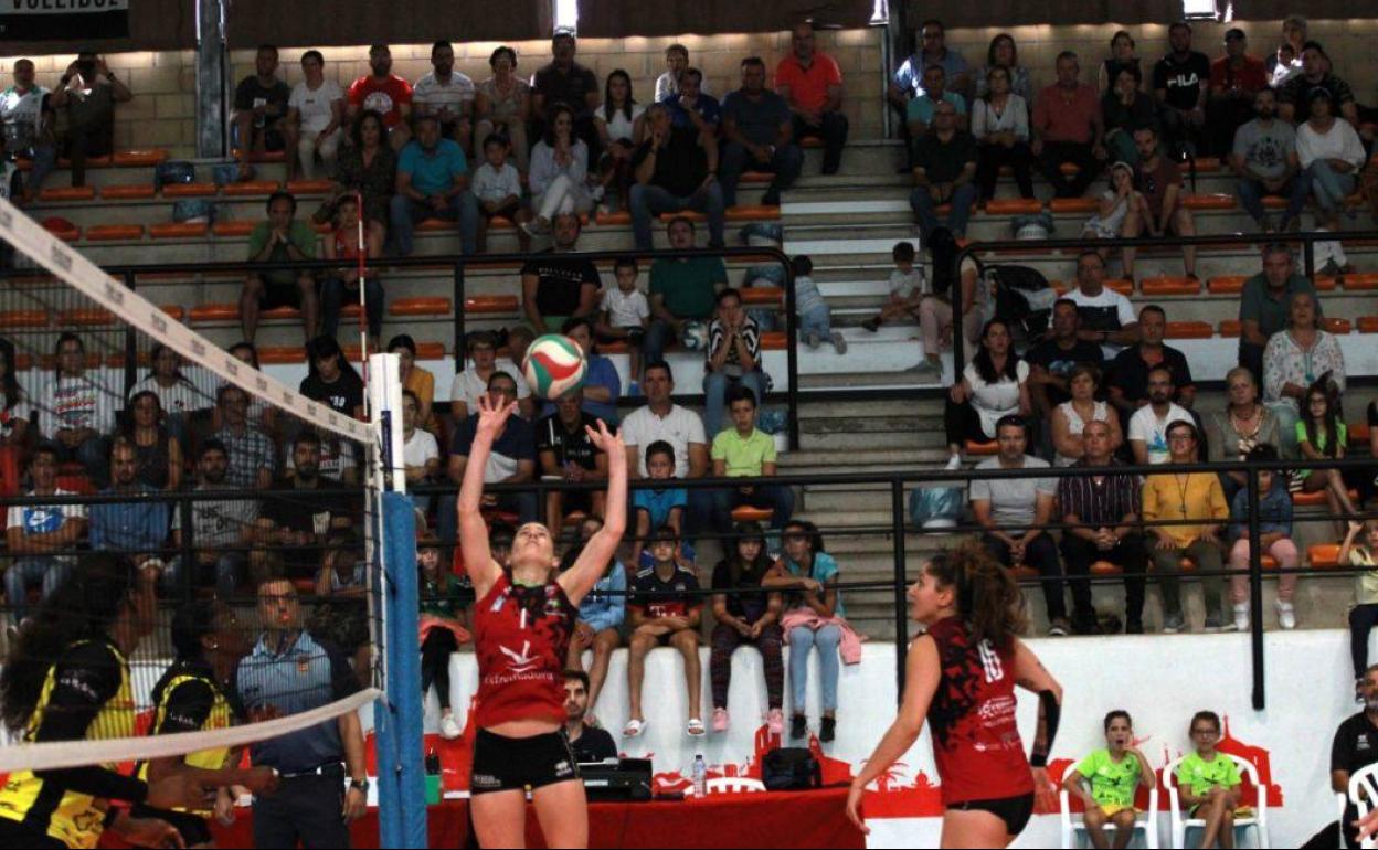 Beu Meléndez-Pal e Isabela Quiuqui, en una acción ofensiva. 