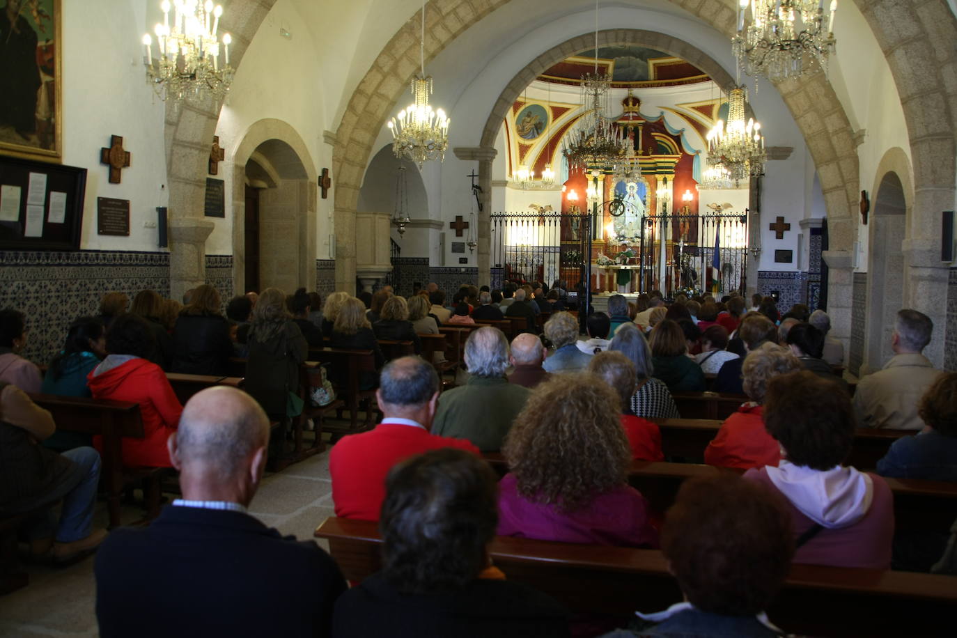 La ermita se llenó un año más durante la misa y posterior procesión. 