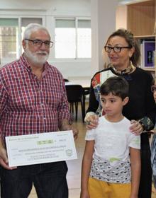 Imagen secundaria 2 - El colegio público Ntra. Sra. de la Luz hace entrega del cheque solidario a la AECC