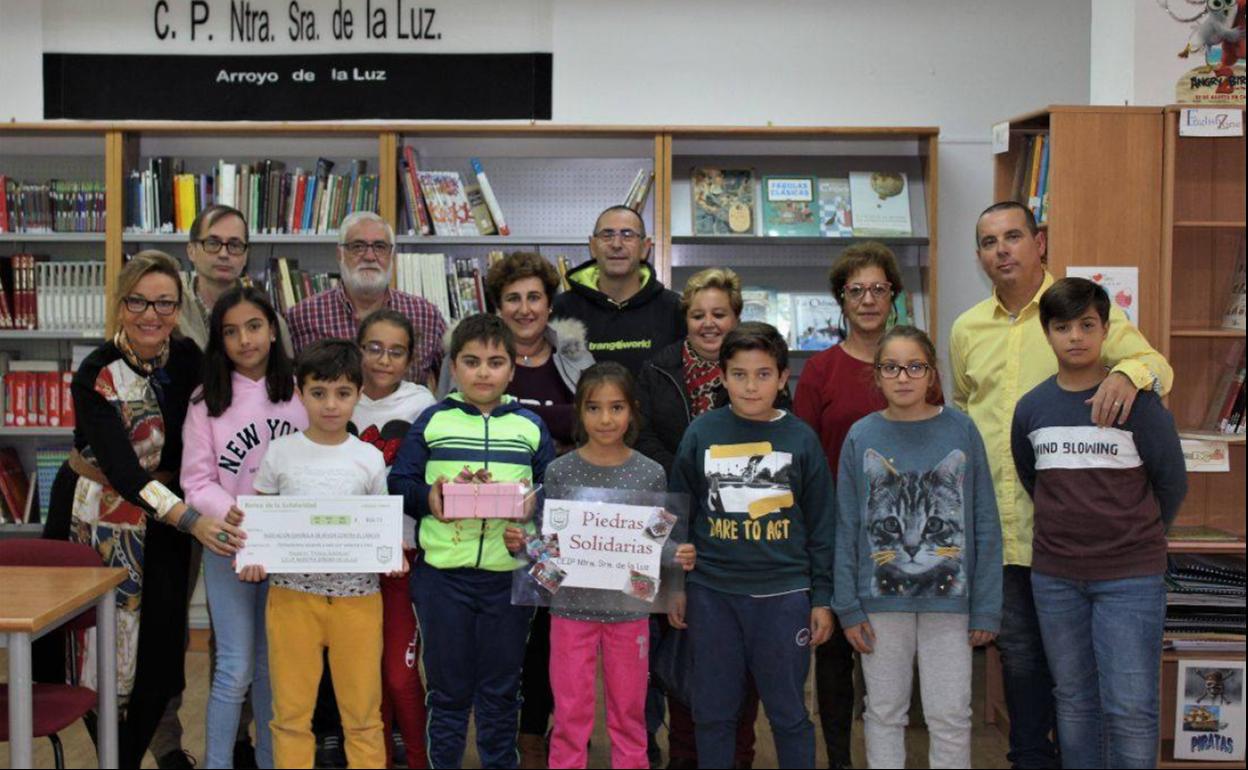 Entrega del cheque a la junta local de la AECC. 