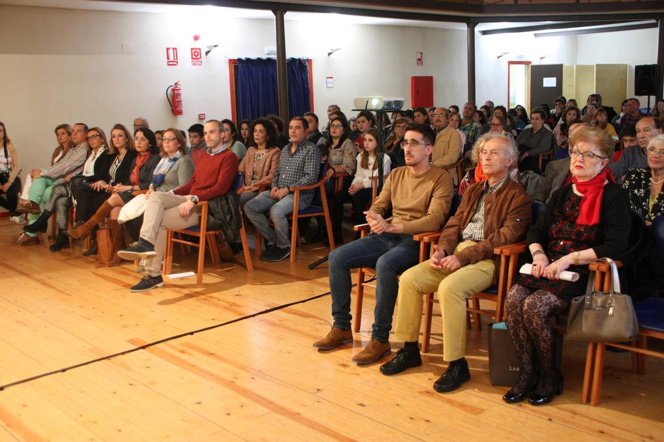 A la izquierda, corporación municipal y directoras de los colegios de la localidad, a la derecha, Iván Macías, presidente del Ateneo, junto a uno de los hijos del poeta.