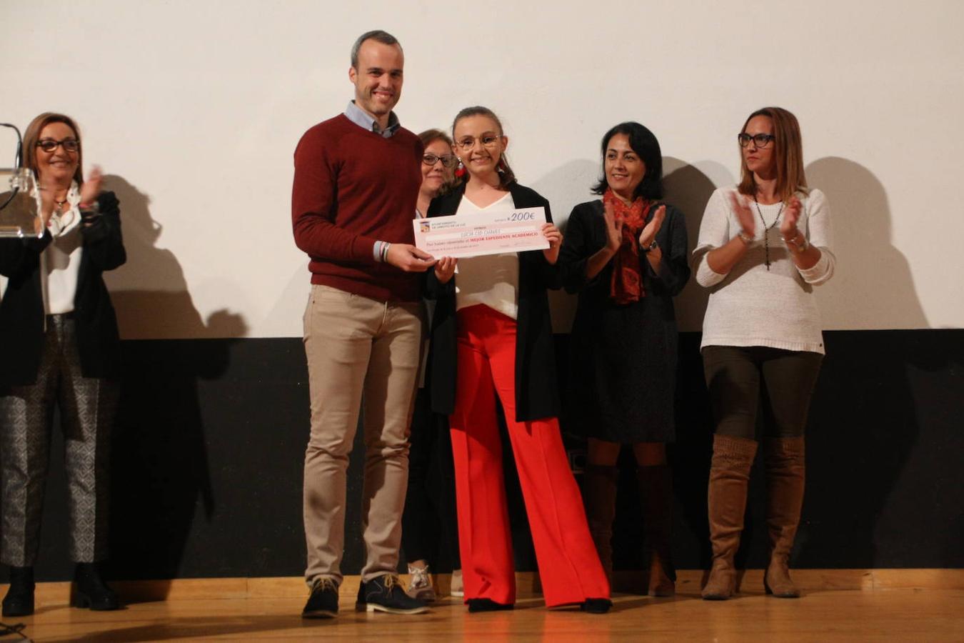 Carlos Caro, alcalde de Arroyo de la Luz, hizo entrega de los premios a los mejores expedientes.