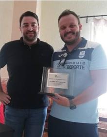 Imagen secundaria 2 - Entrega de detalle a las jugadoras más jóvenes, comida de hermandad y entrega de placa al presidente de AD Pádel Arroyo.