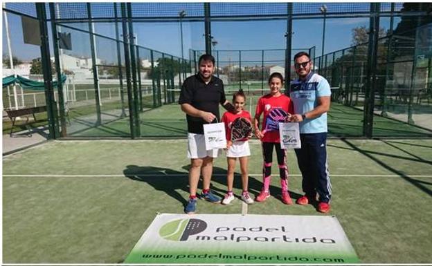 Imagen principal - Entrega de detalle a las jugadoras más jóvenes, comida de hermandad y entrega de placa al presidente de AD Pádel Arroyo.