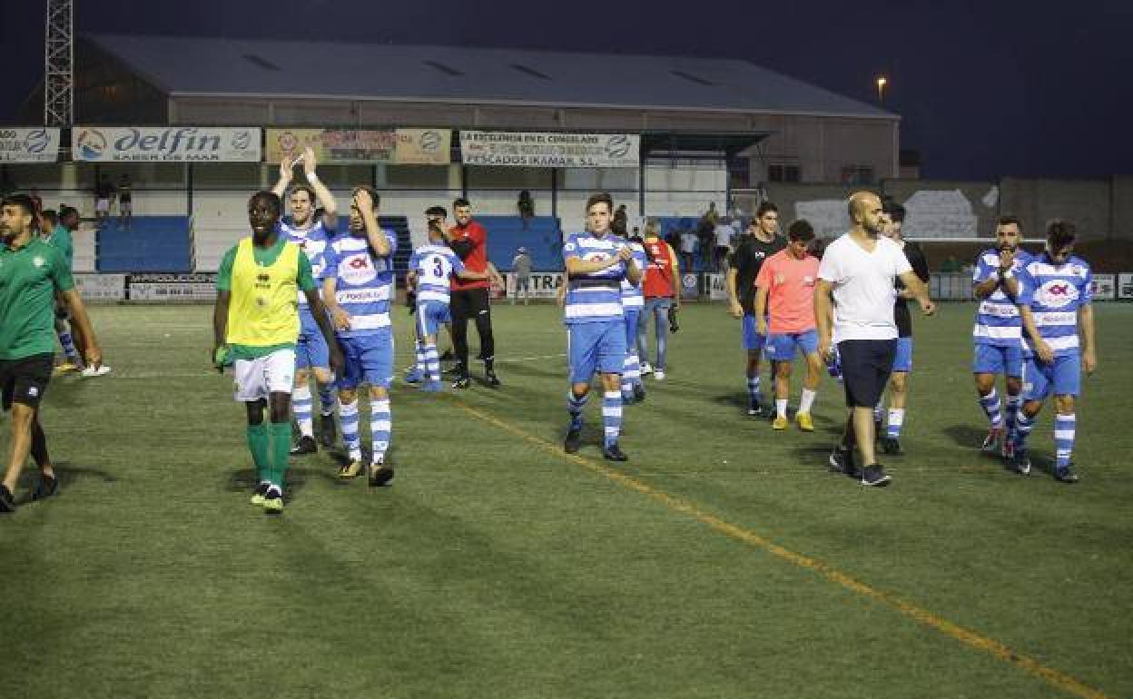 Celebración de los jugadores del Arroyo tras la victoria ante el Cacereño. 