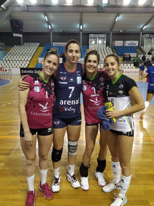 Beu, Yohana y Bea saludan a su ex compañera Inma Lavado al final del partido. 