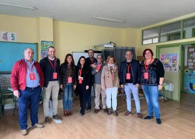 Imagen secundaria 1 - Arriba: celebración en la seda. Debajo: Interventores y apoderados y Carlos Caro, alcalde de Arroyo de la Luz, ejerciendo su derecho al voto. 