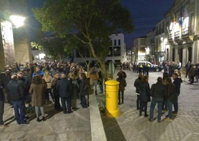 Imagen secundaria 1 - Arriba, llegada de Carlos Caro, alcalde de la localidad, y otros concejales. Debajo, primeros momentos de llegada de los manifestantes mientras se iba llenando la plaza. 