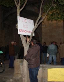 Imagen secundaria 2 - Arriba, llegada de Carlos Caro, alcalde de la localidad, y otros concejales. Debajo, primeros momentos de llegada de los manifestantes mientras se iba llenando la plaza. 