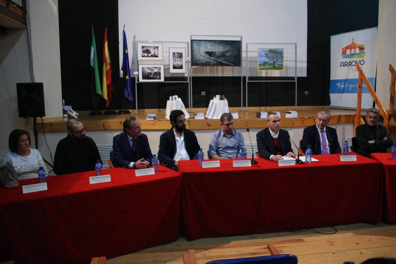 Autoridades y premiados tras la entrega de premios. 