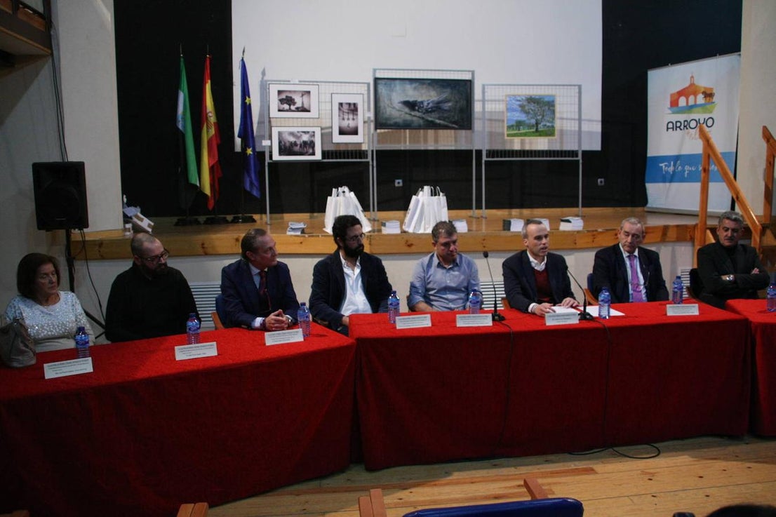 Autoridades y premiados tras la entrega de premios. 