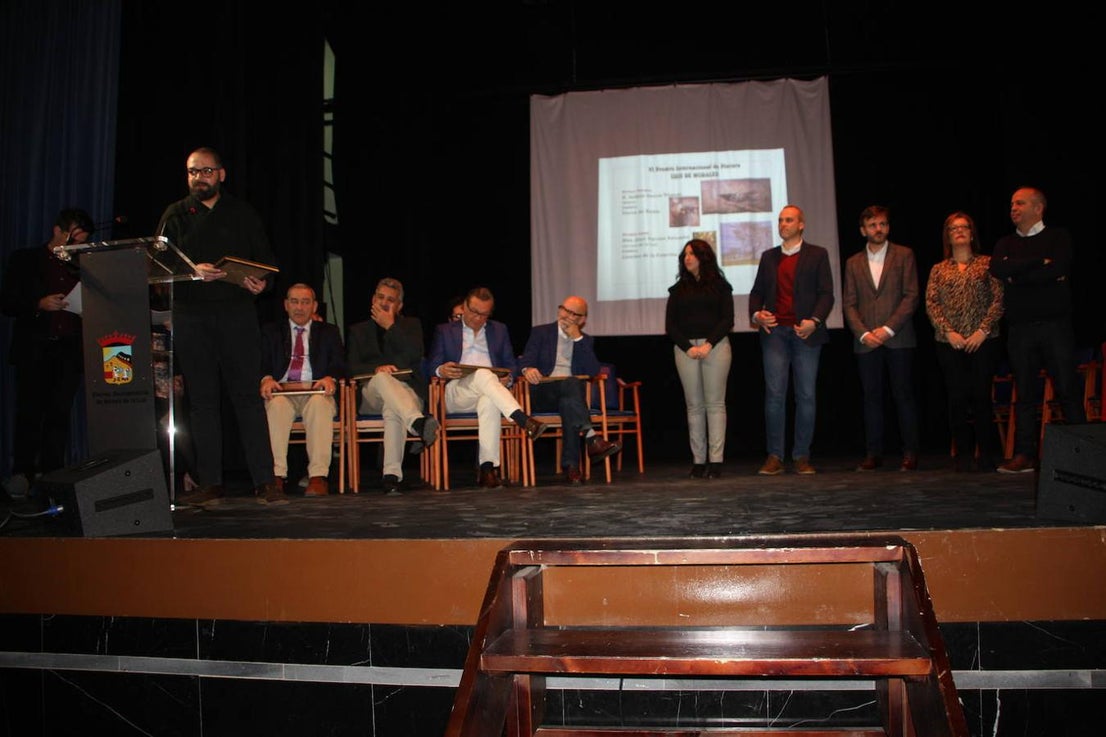 Autoridades y premiados tras la entrega de premios. 