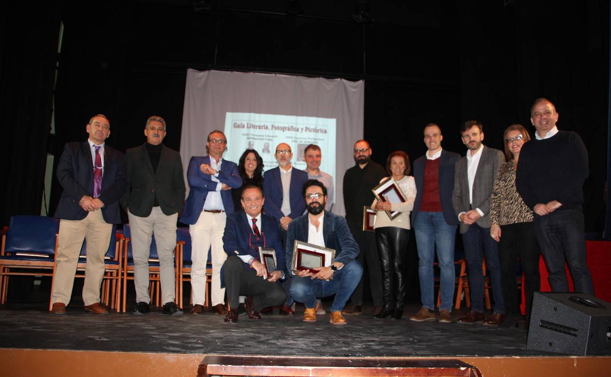 Premiados en la gala junto a las autoridades. 