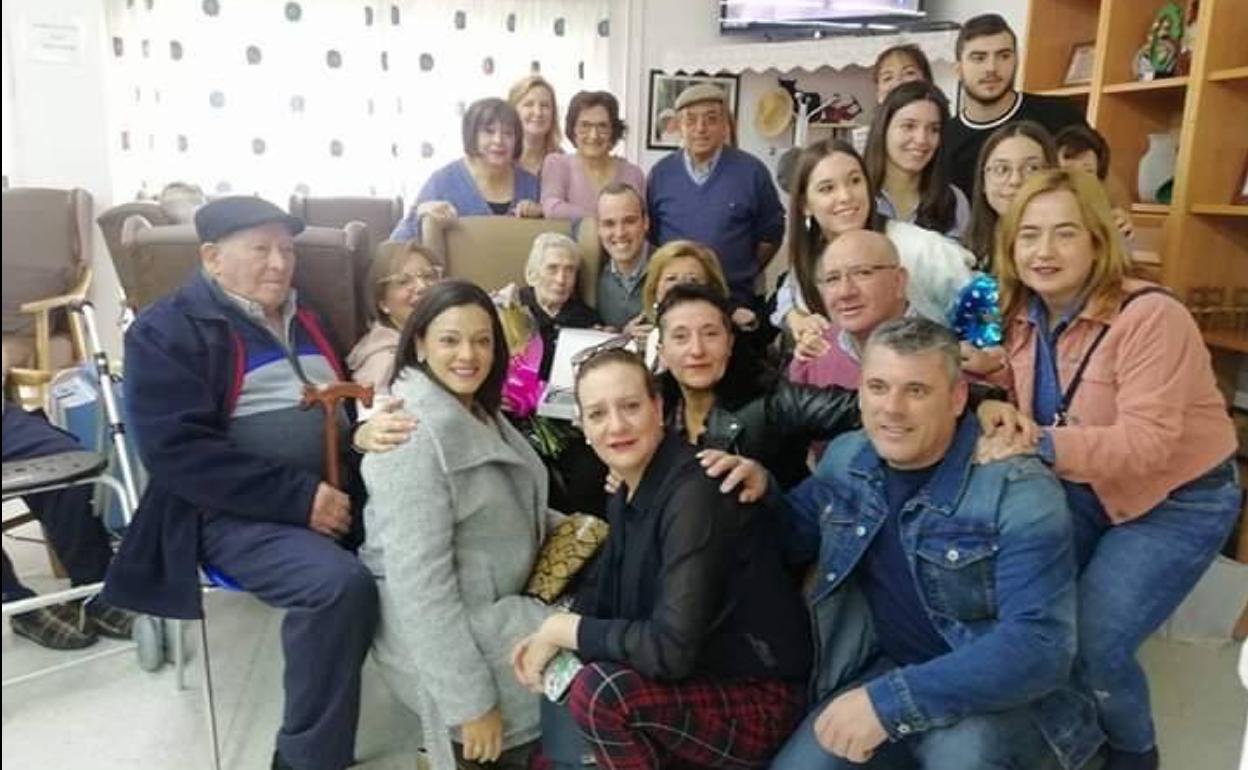 La homenajeada recibió la visita de familiares y amigos, así como del alcalde de la localidad, Carlos Caro. 
