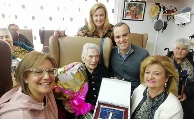 Imagen principal - La arroyana Teodora Tejado Padilla cumple 100 años