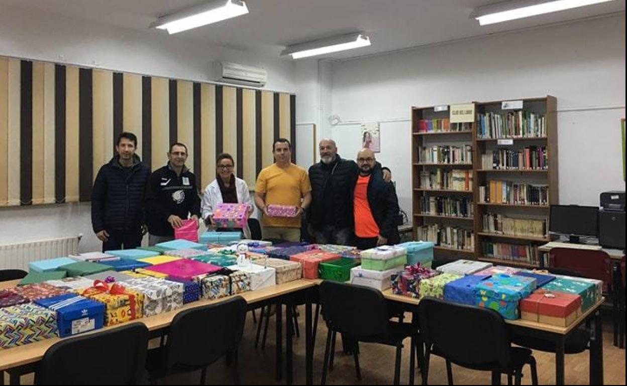 Entrega de las cajas recogidas en el colegio público. 