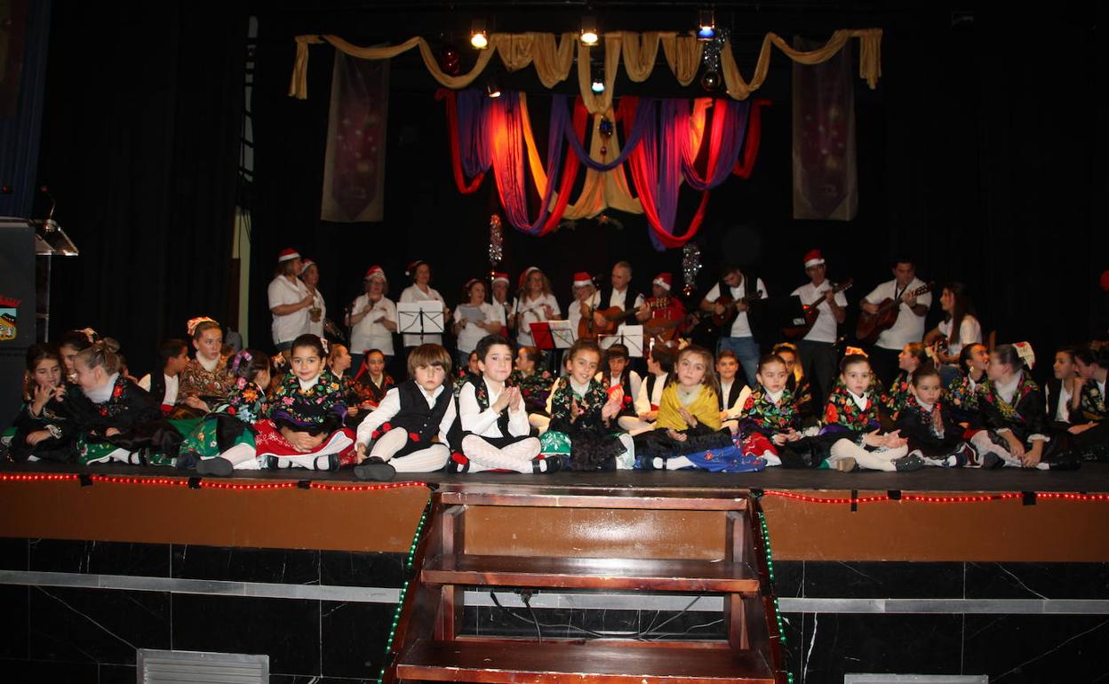 Arroyo de la Luz llenó de nuevo el Cine-Teatro Municipal durante la Gala Solidaria de Navidad