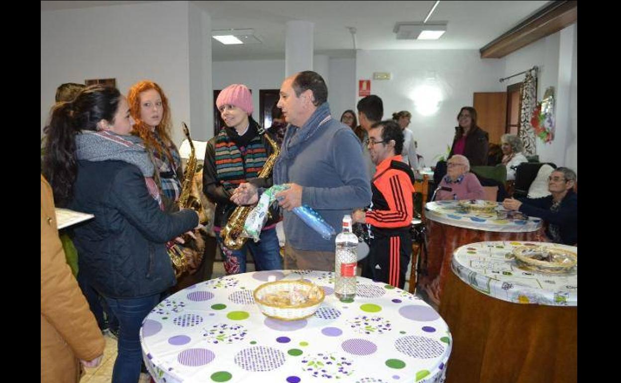 La Banda Municipal de Música de Villanueva del Fresno amenizando la Navidad en los pisos tutelados.