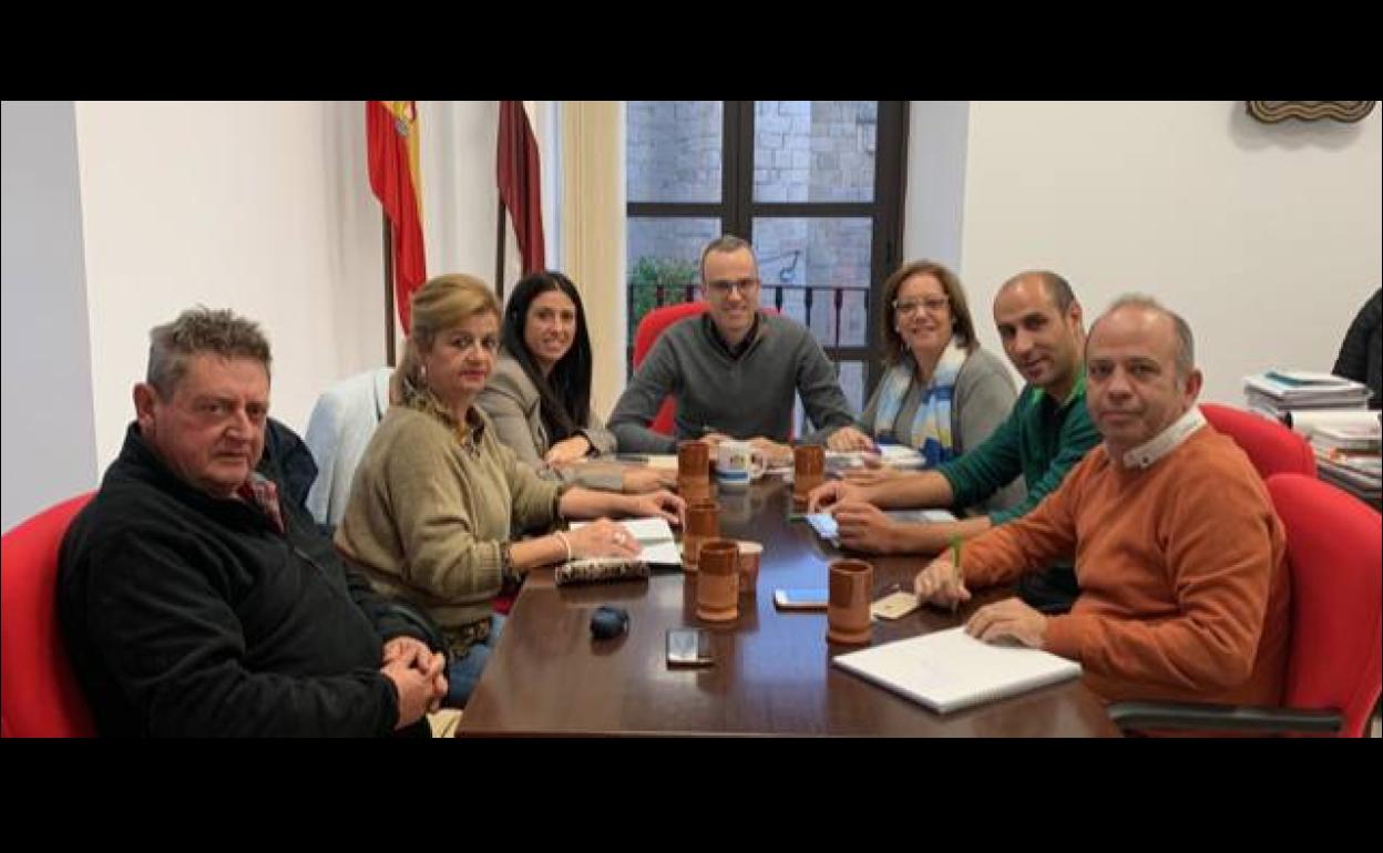 El equipo de Gobierno del Ayuntamiento de Arroyo de la Luz, que presentó los presupuestos al Pleno municipal. 