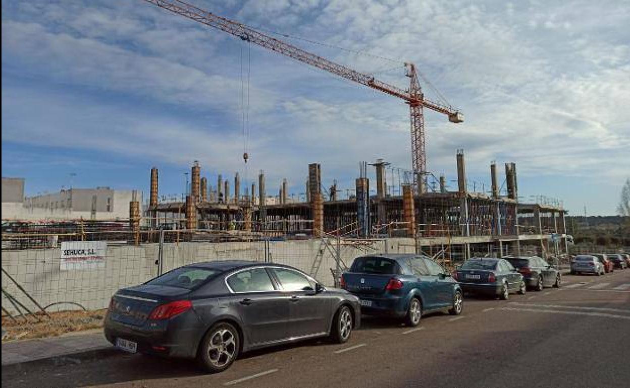 Imagen de la construcción del colegio en el Cerro Gordo de Badajoz.