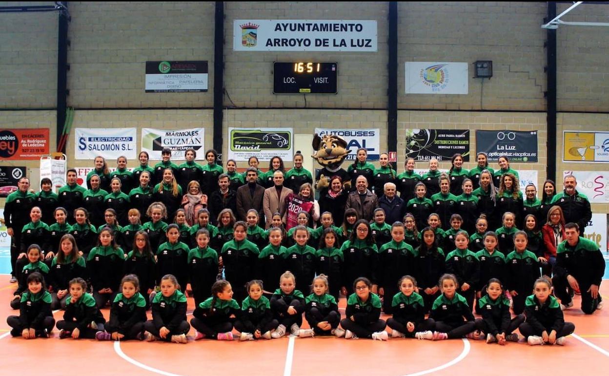 Foto de familia de los equipos de cantera, junto a cuadro técnico y diferentes autoridades. 