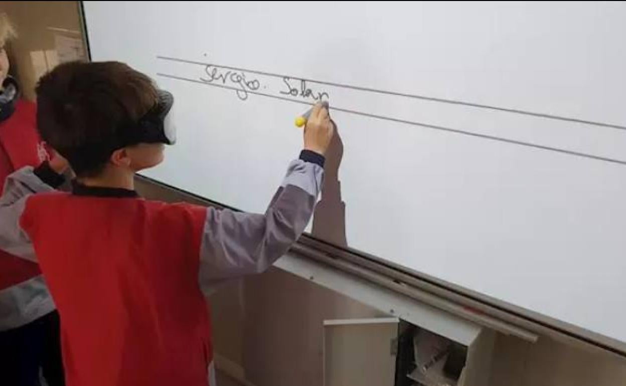 Alumno en un taller sobre el peligro y consecuencias del consumo de bebidas alcohólicas en menores. 