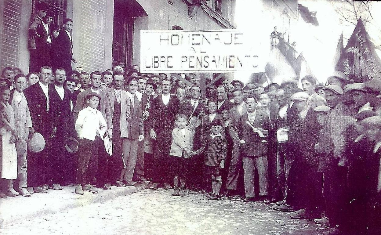 Fotografía histórica de los dirigentes de la asociación Luz y Progreso. 