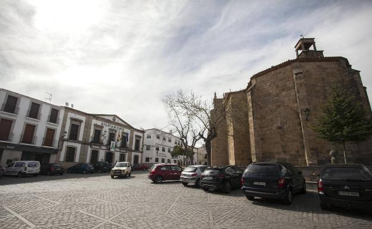 Ayuntamiento y parroquia de Arroyo de la Luz.