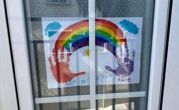 Imagen principal - Los pequeños adornan los balcones y se dan ánimos unos a otros. 