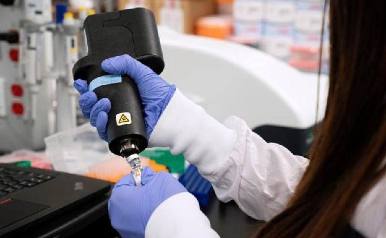 Una técnica realiza una prueba en un laboratorio. 