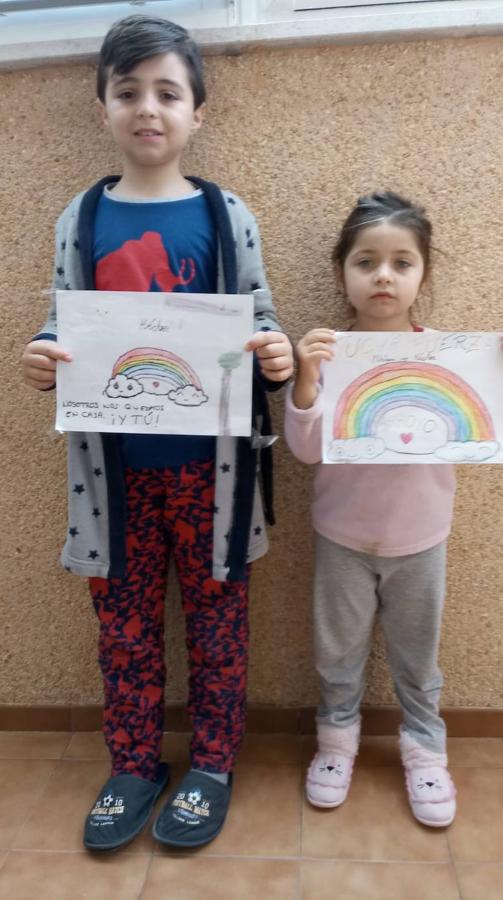 Fotos: Los más pequeños cuelgan mensajes de ánimos en sus balcones