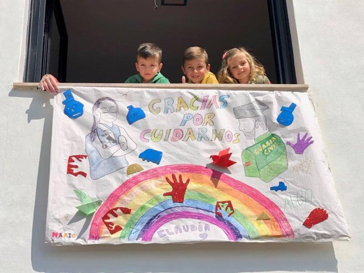 Fotos: Los más pequeños cuelgan mensajes de ánimos en sus balcones