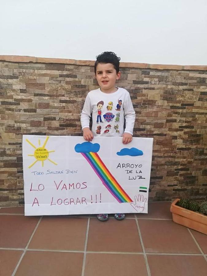 Fotos: Los más pequeños cuelgan mensajes de ánimos en sus balcones